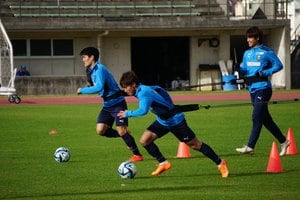 【毎日レポート! 川崎フロンターレ沖縄合宿】鬼木達監督が「外す練習」と直々指導！ 小林悠と橘田健人をお手本に、6選手が練習試合を受けてのトレーニングの画像