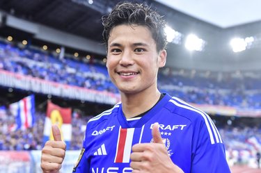 W杯欠場ドイツ代表ニャブリ来日！元日本代表FWとの居酒屋“肩組み2