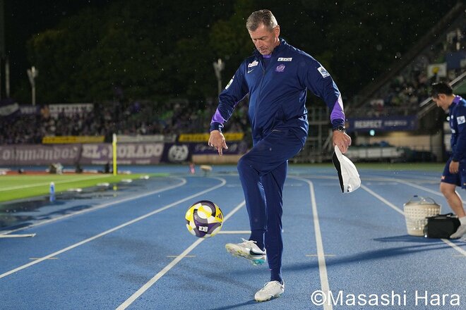 WBを経てシャドーの位置に戻ってきた若武者が｢両面｣で貢献、｢次は戦うだけでは勝てない｣広島スキッベ監督の言葉と｢見据える｣もの【湘南ベルマーレvsサンフレッチェ広島】PHOTOギャラリー10連写の画像001
