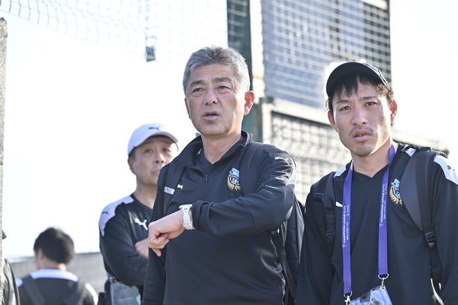 【川崎フロンターレアルバム】サウジアラビア到着翌日4月23日のジェッダ市内での「コーチングスタッフ＆クラブスタッフ写真」と「選手と子どもたちの交流写真」合計98枚！の画像005