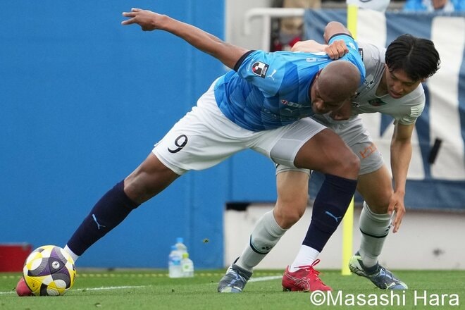 アピスパ福岡｢チーム内得点王｣にアクシデント、横浜FC｢J1初スタメン33番｣のうれしいJ1初ゴールで今季4勝目【横浜FCvsアビスパ福岡】PHOTOギャラリー10連写の画像004