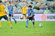 サッカー日本代表「批判を受け止め続けた」吉田麻也と長友佑都の貢献度!!オーストラリア代表戦「W杯出場」を掴んだ「大雨」を貫く「ベテラン鬼神」2人の「気迫と声と涙」の画像