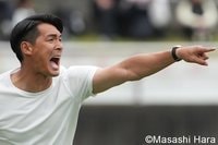 ｢ミスターさすがです｣槙野智章監督がピッチ乱入で田中パウロ淳一のドリブル阻止！｢モウリーニョ思い出した｣“まさかのイエロー”に大反響