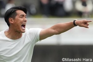 ｢ミスターさすがです｣槙野智章監督がピッチ乱入で田中パウロ淳一のドリブル阻止！｢モウリーニョ思い出した｣“まさかのイエロー”に大反響の画像