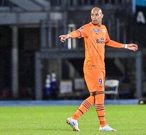 【J2「静岡2強の猛追」】3位・清水エスパルス、エースFWチアゴ・サンタナの技ありミドル先制点で「3-0快勝」！「超攻撃的守備」炸裂で首位・町田ゼルビアを追う!!【戸塚啓のJ2のミカタ】(1)の画像