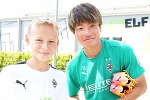 福田師王のドイツ奮闘記｢Tor！ゴール｣連載(6)中編　｢子どもたちと接するのは大好き｣新天地で奮闘する福田師王が語る日本代表DFイベント参加と｢ビックリしました｣個人トレ、指導後は｢パッと足が出る感じ｣にの画像