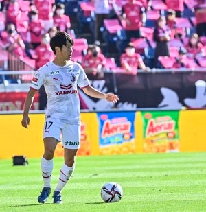 「案の定引っ掛かってる」イングランド移籍の坂元達裕の「必殺の切り返し」が新天地でも炸裂でファン興奮！ 現地からも、「相手DFにとっては悪夢となる」の声の画像