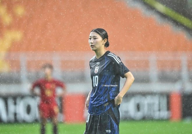 【塩越柚歩アルバム】E-1選手権最終戦で途中出場した「塩越柚歩の写真43枚」！ 雨に濡れながらも見せた華麗なプレー写真「なでしこジャパンー中国代表」の画像015