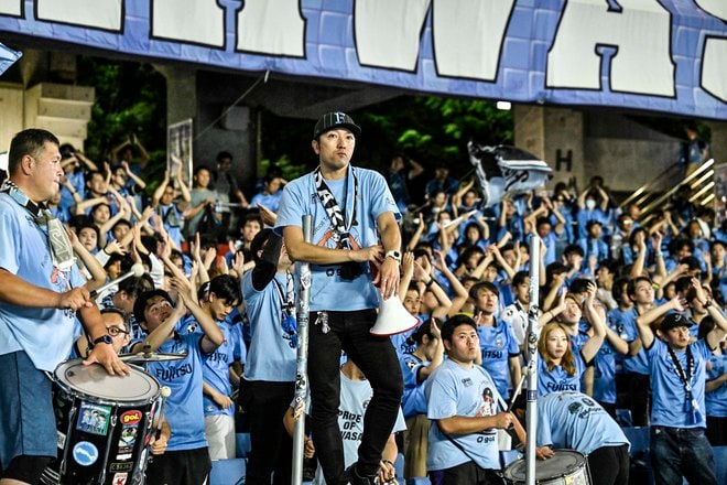 【サポーターアルバム】浦和相手に連勝止まるも、悔しさを声援に変えた「川崎フロンターレのサポーターの試合後の写真41枚！「川崎フロンターレー浦和レッズ」の画像018