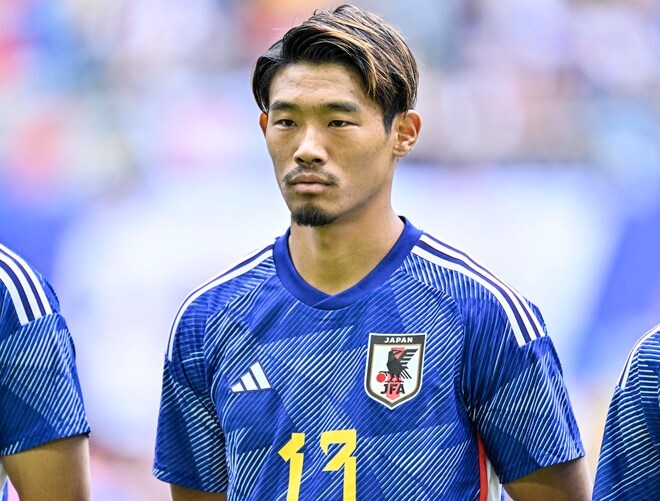 チームに溶け込む様子がありありと!チームメイトに笑顔で抱き着くサッカー日本代表MF守田英正に「シャイだと思ってた!」の声の画像