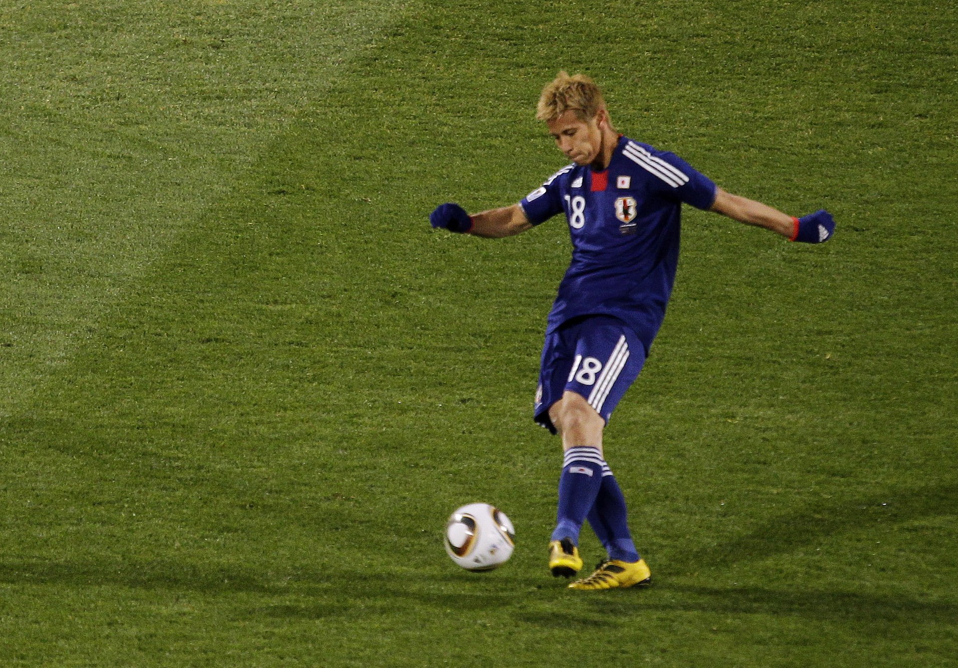 いまだに鳥肌 鮮明に覚えてる W杯公式snsが投稿した サッカー元日本代表 本田圭佑の 無回転fk が再脚光 南アフリカw杯で決めた不規則 スーパーゴール サッカー批評web
