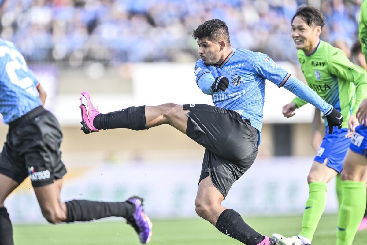 そりゃキーパーも引っ張っちゃうね」J1川崎FWエリソンの「理不尽ゴール