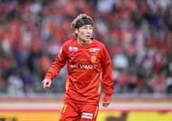 王者バイエルン＆ドイツ代表CBに真っ向勝負で勝利!?｢鈴木唯人がターにイエロー出させた！｣ファウルで止めるしかない積極果敢なドリブル突破シーンに脚光！の画像