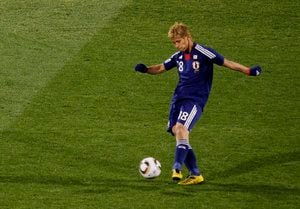 「いまだに鳥肌」「鮮明に覚えてる」W杯公式SNSが投稿した「サッカー元日本代表・本田圭佑の"無回転FK"」が再脚光！ 南アフリカW杯で決めた不規則スーパーゴール！の画像