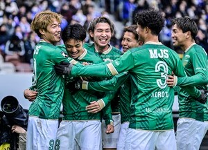 【東京Vと横浜FMの国立決戦で5万がどよめいた2つのゴール(1)】「俺、30年前もこれ取材したんだよね」と現場の声も出た伝統の一戦。退場の可能性もあった“3分16秒後”の直接FKの画像