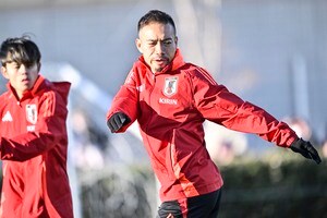 「これは名言ww」「吹いたわw」時差ぼけの板倉滉に放たれた「長友佑都の一言」が「日本サッカー界の出川哲朗」と大爆笑！ コミュ力高めDFもたじたじの“名言”の画像