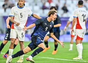 パリ五輪でも日本代表サポーターの「ゴミ袋を使った紳士すぎる観戦マナー」がスタジアム現地スタッフを驚かせる！ 青いゴミ袋を、試合前後の応援＆掃除に徹底活用の画像