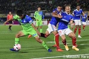 湘南ベルマーレ「平均身長171.7センチ」超強力3バック　湘南ー横浜FM　PHOTOギャラリー「ピッチの焦点」の画像