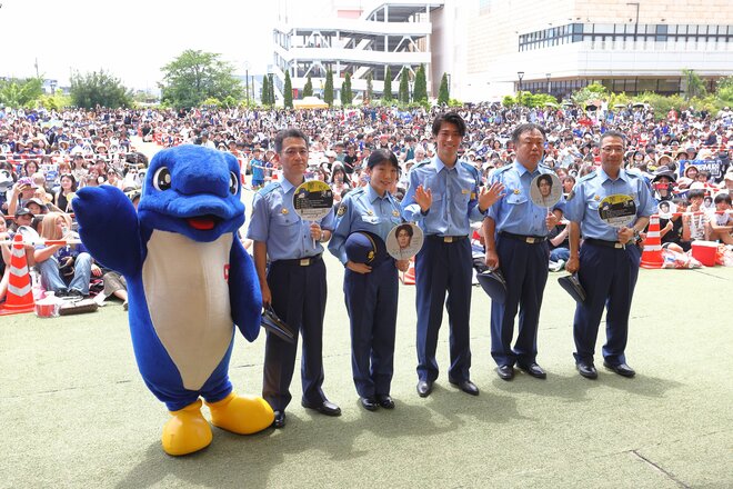 【画像23枚】中村敬斗の警官姿に｢カッコいい｣大歓声！千葉県警｢闇バイト防止｣イベント密着(2)革靴で神技リフティング！悩める中学生へ世界基準のアドバイスもの画像016