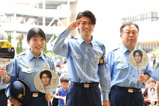 【画像23枚】中村敬斗の警官姿に｢カッコいい｣大歓声！千葉県警｢闇バイト防止｣イベント密着(2)革靴で神技リフティング！悩める中学生へ世界基準のアドバイスもの画像018