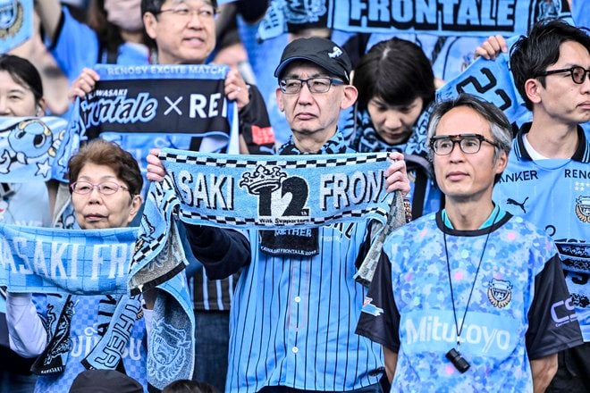 【サポーターアルバム(3)】G大阪戦での観客席＆入場時の川崎フロンターレのサポーター写真77枚！選手と手をつないだ子どもたちなど現地写真「川崎フロンターレーガンバ大阪(3)」の画像025