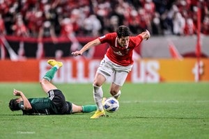 【画像】「一流選手の振る舞い」「人として素晴らしい」浦和レッズDF酒井宏樹がACL・全北現代戦後に見せた“敗戦選手への心配り”が話題に！ サポーターは「こういう人なんだよ」と賞賛！の画像