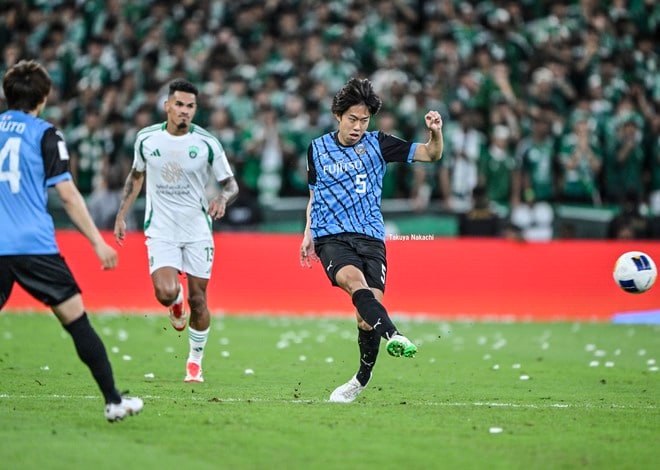 【川崎フロンターレアルバム】ACLE決勝で両SBとして奮闘した佐々木旭の写真40枚！ 試合後に見せた放心状態が表す、すべてを注ぎ込んだ姿「アル・アハリー川崎フロンターレ」の画像017