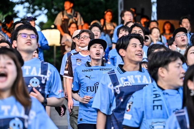 【サポーターアルバム】平日ナイターの試合前から駆け付けた川崎フロンターレのサポーター写真84枚！ 夕日に照らされながらの等々力ショット「川崎フロンターレー横浜FC」の画像025