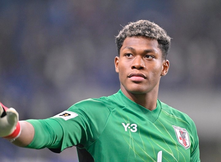 ｢早すぎん？しかも包帯すらしてなくね？｣守護神GK鈴木彩艶がパルマ帰還＆チームメイトから祝福のハグ！｢予想より遥かに早い回復でビックリ！｣｢Ｗ杯頼むぞ！｣