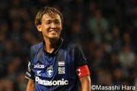 ｢これ入るん!?｣G大阪の“至宝”・宇佐美貴史、角度ゼロから曲げて落とす“国宝級”FK弾！｢また全盛期が来た｣｢天才しまくってる｣週末の大一番で4戦連発へ