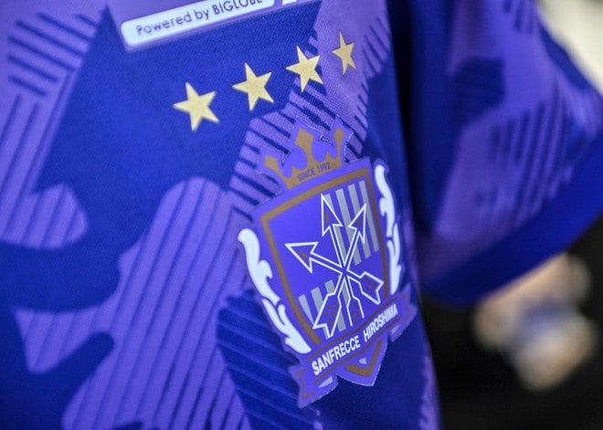 「ほぼ明治大学やん」J1広島がラガーシャツ発表で反応続々！「紫紺」「紫が映えてて良いね」などの声が上がるの画像