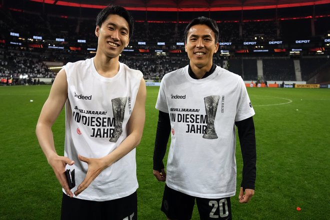 フランクフルト、「UEFAスーパーカップ」レアル・マドリード戦に向けて始動!! サッカー日本代表MF鎌田大地と長谷部誠ら練習姿に「後ろにつきたい」というファンも!【動画】の画像