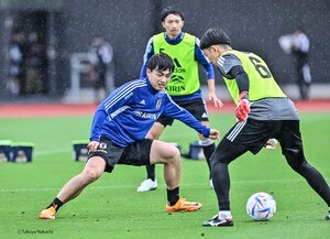 「冨安健洋はボールを使った練習を開始！」「守田英正はパス回しなど部分合流！」ブラジル代表戦に向けたサッカー日本代表「札幌から移動後の大雨の練習」の画像