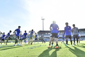 サッカー日本代表・オーストラリア戦に向け現地で非公開練習！「公開された冒頭15分」で吉田麻也・久保建英・伊東純也ら21人が見せた動きの画像