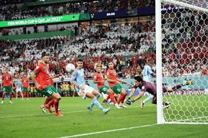 指でつんつん、マイクをペロリ！モロッコ代表GKヤシヌ・ブヌの息子が「かわいすぎる!」と430万再生! パパのインタビュー中に見せた天使の行動の画像