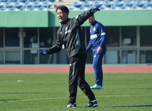 【J1復帰のジュビロ磐田で、横内昭展が新シーズンに描くもの(1)】「嬉しい驚きというか、発見」と話すバリエーション豊かな新加入選手……指揮官も驚く強化部の発掘力の画像