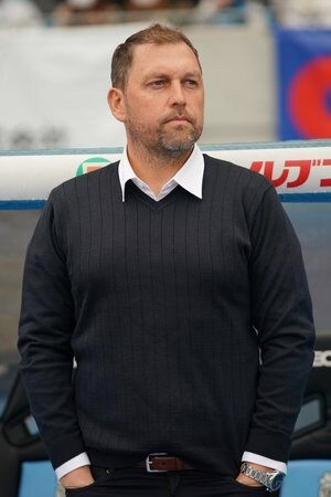 【J2「初」連発】前節の岡山戦が“競技規則の適用ミス”で「再試合」の山形は「ホーム初勝利」！秋田に「5－1圧勝」29歳ブラジル人ストライカーが「初出場で鮮烈2得点」!!【戸塚啓のJ2のミカタ】(1)の画像