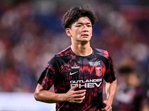 「素敵なお写真で、仲の良さが伝わります」J1浦和MF大久保智明の結婚報告「白い服装での新婚夫婦2ショット」が話題に！ 緑の中で撮影した仲睦まじい一枚の画像