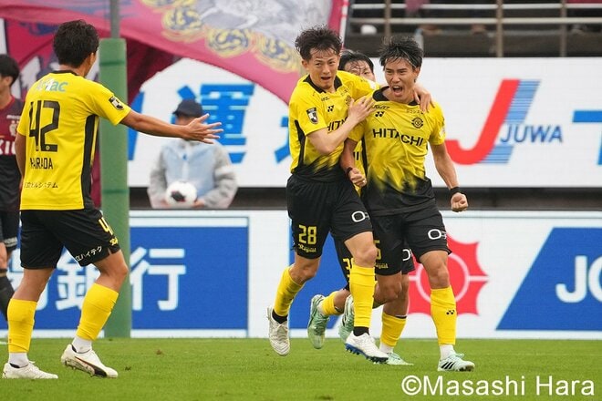 柏が1年前の敗戦を払拭！ 同点弾の遠藤渓太がガッツポーズ＆逆転ゴールの山内日向汰が感情を爆発！ 鈴木優磨が先制点の徳田誉にまさかの手荒い祝福！【鹿島アントラーズvs柏レイソル】激闘PHOTOギャラリーの画像005
