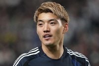 日本代表10番・堂安律の美人妻｢エルメスにシャネル！｣ドイツ街角でセレブ感漂う春コーデ披露！夫は“新ポジション”で代表合流へ