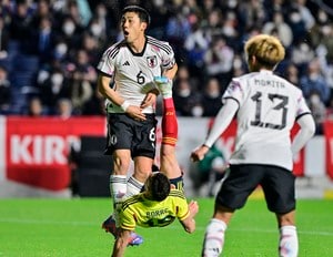 「こんなんキャプテン翼やん」日本代表戦でのコロンビア代表FWの「見事過ぎるバイシクルシュート」が話題に！ 鎌田大地のチームメイトが日本から奪った衝撃ゴールの画像