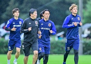 「こんな綺麗にイケメンが3人並ぶことあるんや」南野拓実、伊東純也、中村敬斗の「日本代表イケメン3ショット」が大反響！ 伊東の黒髪＆南野の久々代表ウエアに興奮の声続々の画像