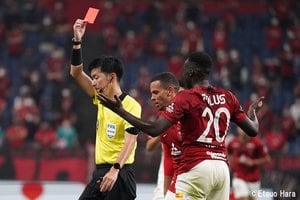 「レッドカードの追い打ち」原悦生PHOTOギャラリー「サッカー遠近」　浦和ー名古屋の画像