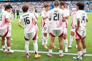 大住良之の｢この世界のコーナーエリアから｣第167回｢サッカーに飲水タイムは必要か｣(3)炎天下に｢欠かせない｣アイテム、浦和ファンで｢超満員｣のスタジアム、売れ切れで｢熱中症｣寸前だった甲府の夜の画像