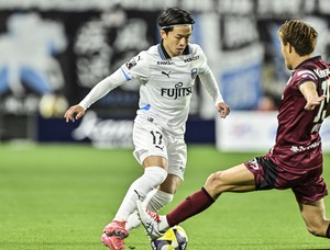 川崎・伊藤達哉が先輩・酒井高徳と初対戦し、「変わらずトップクラスの選手」と改めて絶賛。「神戸とはもう一回戦えるので、そこでは絶対勝てるように」とリベンジ期すの画像