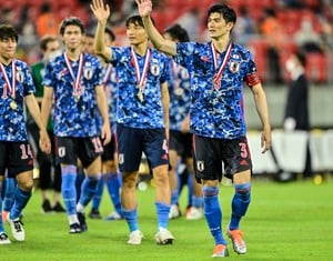 E-1表彰式でサッカー日本代表選手が「トロフィー」ではなく「“スポンサー”飲料」を掲げる！ まさかの小ボケに周囲の選手は苦笑【画像】の画像