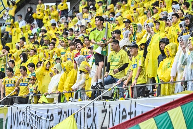 【千葉サポーターアルバム】雨の中で首位堅持のチームを後押しした「ジェフユナイテッド千葉のサポーター写真99枚」！ ゴール裏の熱狂ショット「ジェフユナイテッド千葉ーベガルタ仙台」の画像066