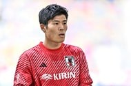 「赤がとてもお似合いです」浦和のACL韓国遠征に西芳照シェフ帯同で歓喜&レッズ仕様の特製コックコートが話題!「本当に頼もしい」に加えて「着てる服売って欲しい」の声の画像