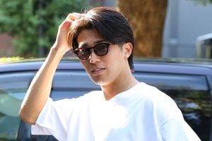 ｢どこかの国の王子様やろ…｣リヨン加入3日目の中村敬斗、優雅すぎるワイングラス観戦が話題！｢これがフランスか…｣｢何やっても絵にしかならない男｣の画像