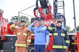 川崎フロンターレが川崎市消防局にリボンマグネット贈呈で連携強化！ 脇坂泰斗＆大関友翔がはしご車の高さ25m搭乗体験行い、防火・防災アピールの画像